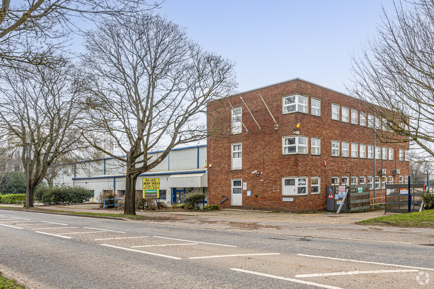 83 Bridge Rd E, Welwyn Garden City à louer - Photo principale – Image 1 sur 2