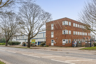 Plus de détails pour 83 Bridge Rd E, Welwyn Garden City - Industriel/Logistique à louer