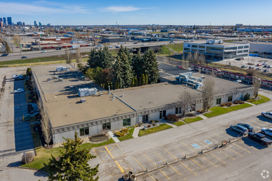 6940 Fisher Park Rd SE, Calgary, AB à louer - Photo de l’immeuble – Image 2 sur 11