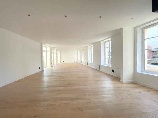 Plus de détails pour Rue D'Hennemont, Saint-Germain-en-Laye - Bureau à louer