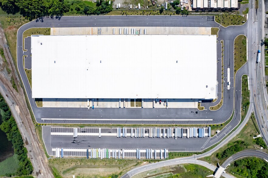 2100 Sparrows Point Rd, Baltimore, MD à louer - Photo de l’immeuble – Image 2 sur 6