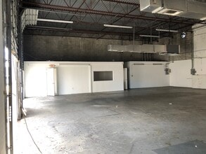 18227-18243 NE 4th Ct, Miami, FL à louer Photo de l’immeuble– Image 2 sur 5