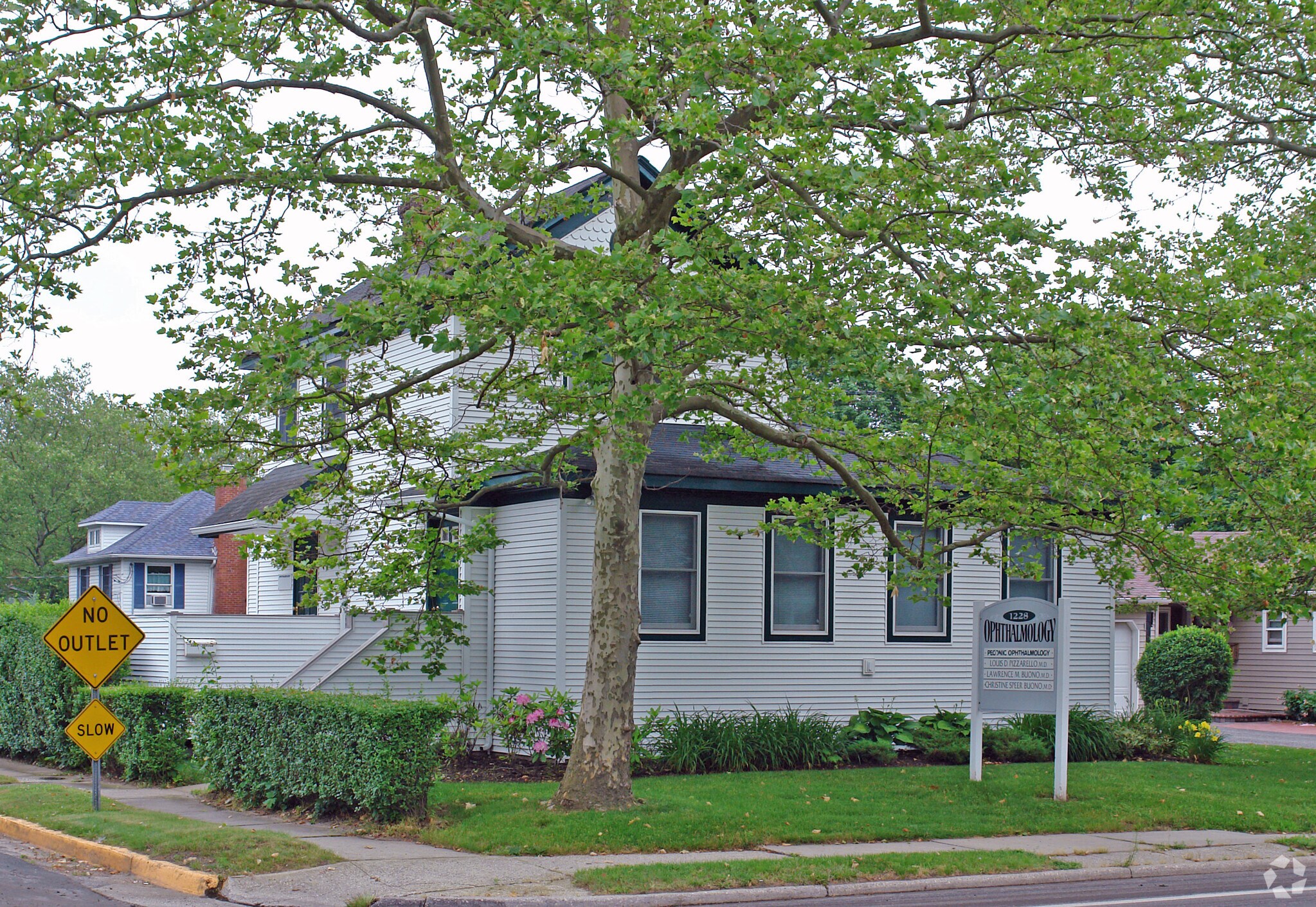 1228 Roanoke Ave, Riverhead, NY à louer Photo principale– Image 1 sur 21