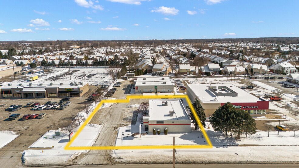 40696 Garfield Rd, Clinton Township, MI à louer - Photo de l’immeuble – Image 3 sur 12