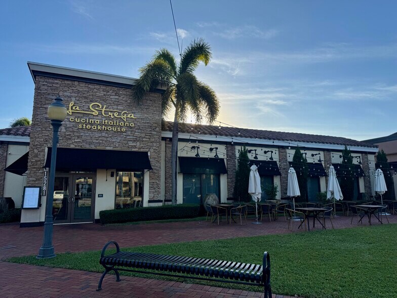 15281 NW 67th Ave, Hialeah, FL à louer - Photo de l’immeuble – Image 2 sur 2