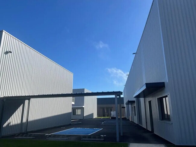 Plus de détails pour Local d'activités à louer