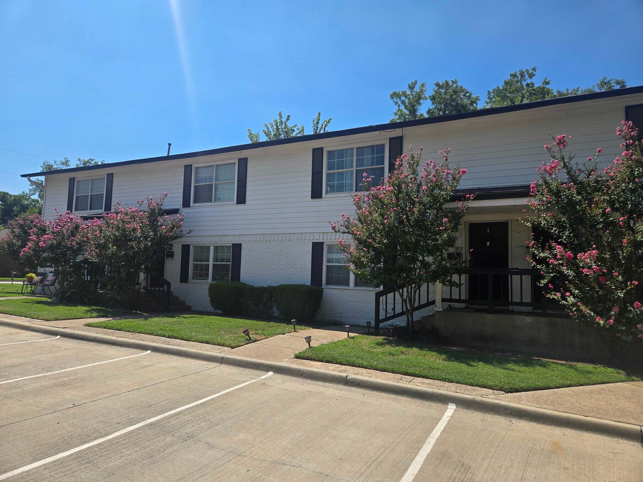210 Austin St, Grapevine, TX à vendre Photo principale– Image 1 sur 11