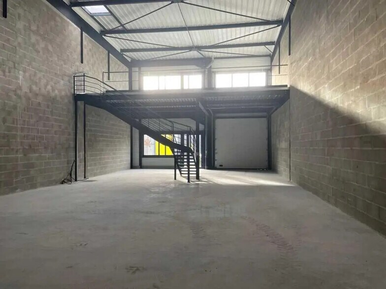 Local d’activités dans Poissy à louer - Photo de l’immeuble – Image 2 sur 4