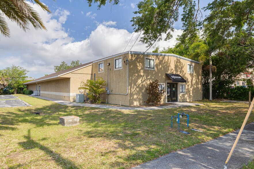 110 Pine Ave, Oldsmar, FL à vendre - Photo de l’immeuble – Image 2 sur 26