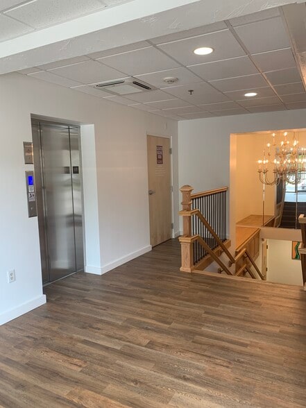 34 Hayden Rowe St, Hopkinton, MA à louer - Hall d’entrée – Image 2 sur 5