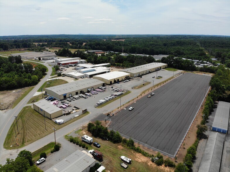 1260 N Barkley Rd, Statesville, NC à louer - Photo de l’immeuble – Image 1 sur 5