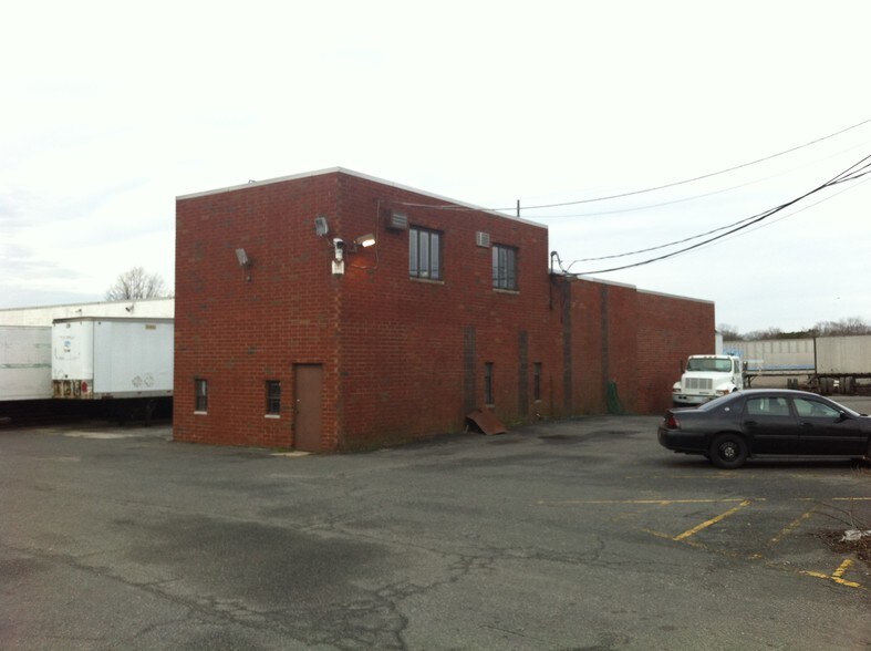 45 Sweeneydale Ave, Bay Shore, NY à louer - Photo de l’immeuble – Image 1 sur 2