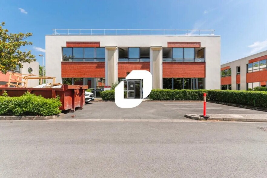 Bureau dans Émerainville à vendre - Photo de l’immeuble – Image 1 sur 12