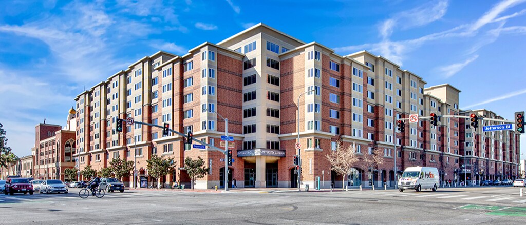3335 S Figueroa St, Los Angeles, CA à louer Photo de l’immeuble– Image 1 sur 7