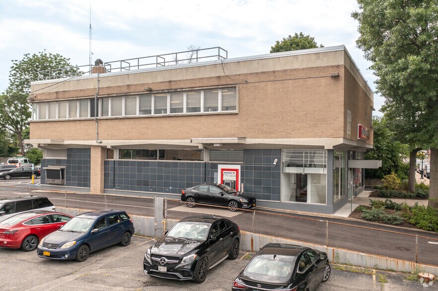 240 Plandome Rd, Manhasset, NY à louer - Photo de l’immeuble – Image 2 sur 19