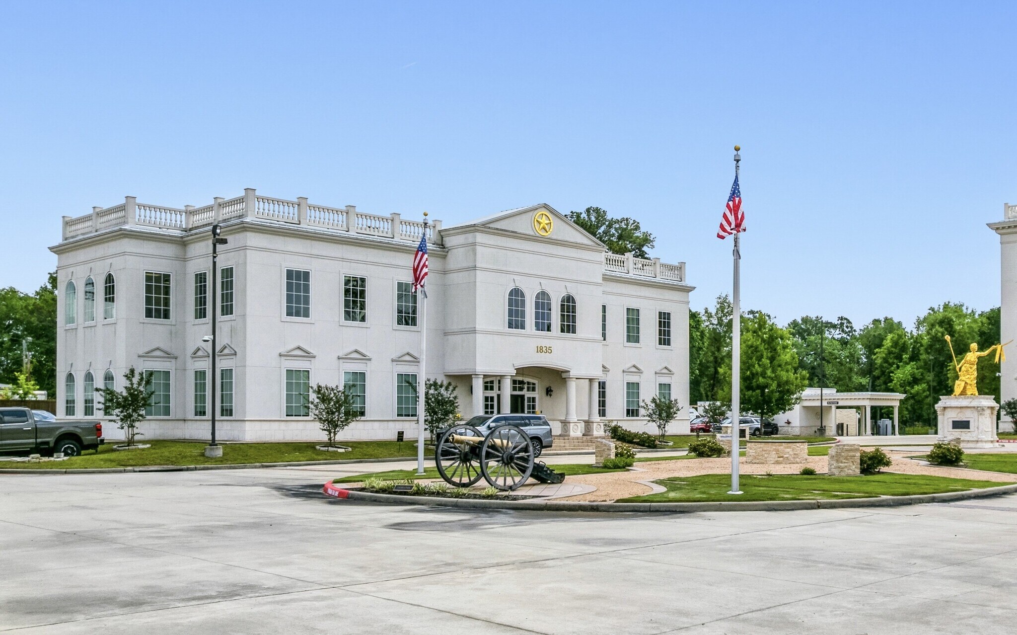 815 W Davis St, Conroe, TX à vendre Photo de l’immeuble– Image 1 sur 8