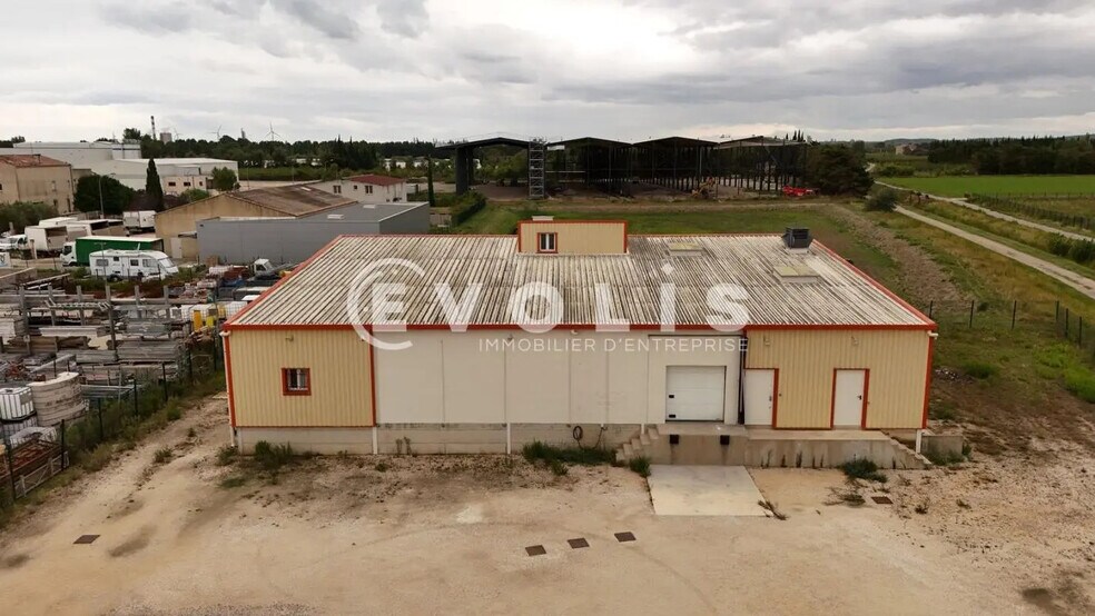 Local d'activités dans Tarascon à vendre - Photo de l’immeuble – Image 2 sur 8