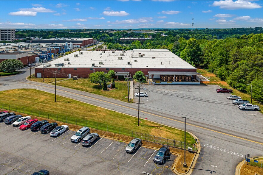 1860 Main Ave SE, Hickory, NC à vendre - Photo de l’immeuble – Image 3 sur 7