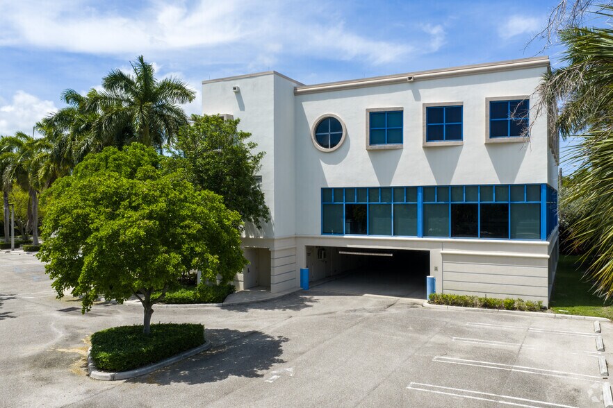 2505 Metrocentre Blvd, West Palm Beach, FL à louer - Photo de l’immeuble – Image 3 sur 6
