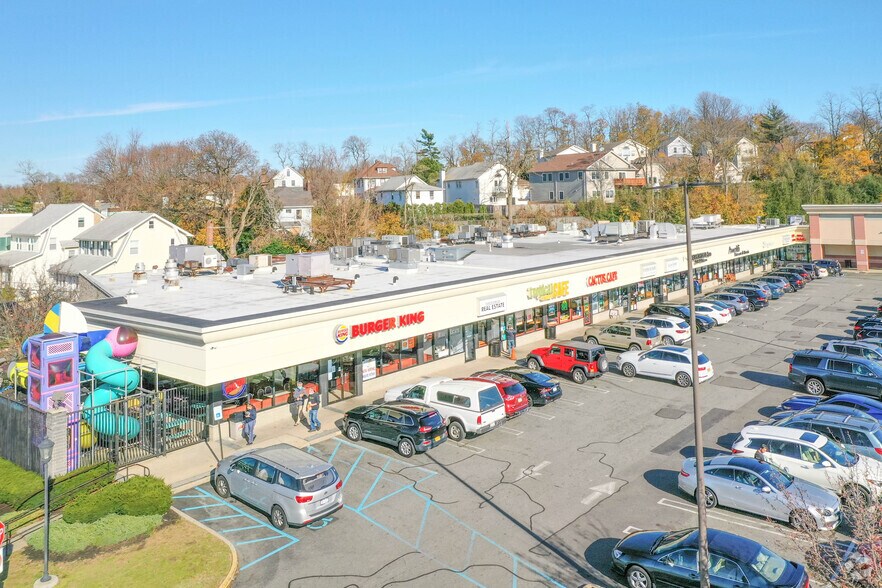 65 Shore Rd, Port Washington, NY à louer - Photo de l’immeuble – Image 1 sur 14