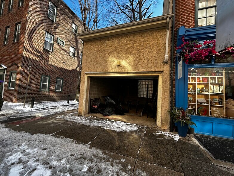 Mix Use Building with Townhouse portefeuille de 2 biens à vendre sur LoopNet.fr - Photo de l’immeuble – Image 3 sur 15