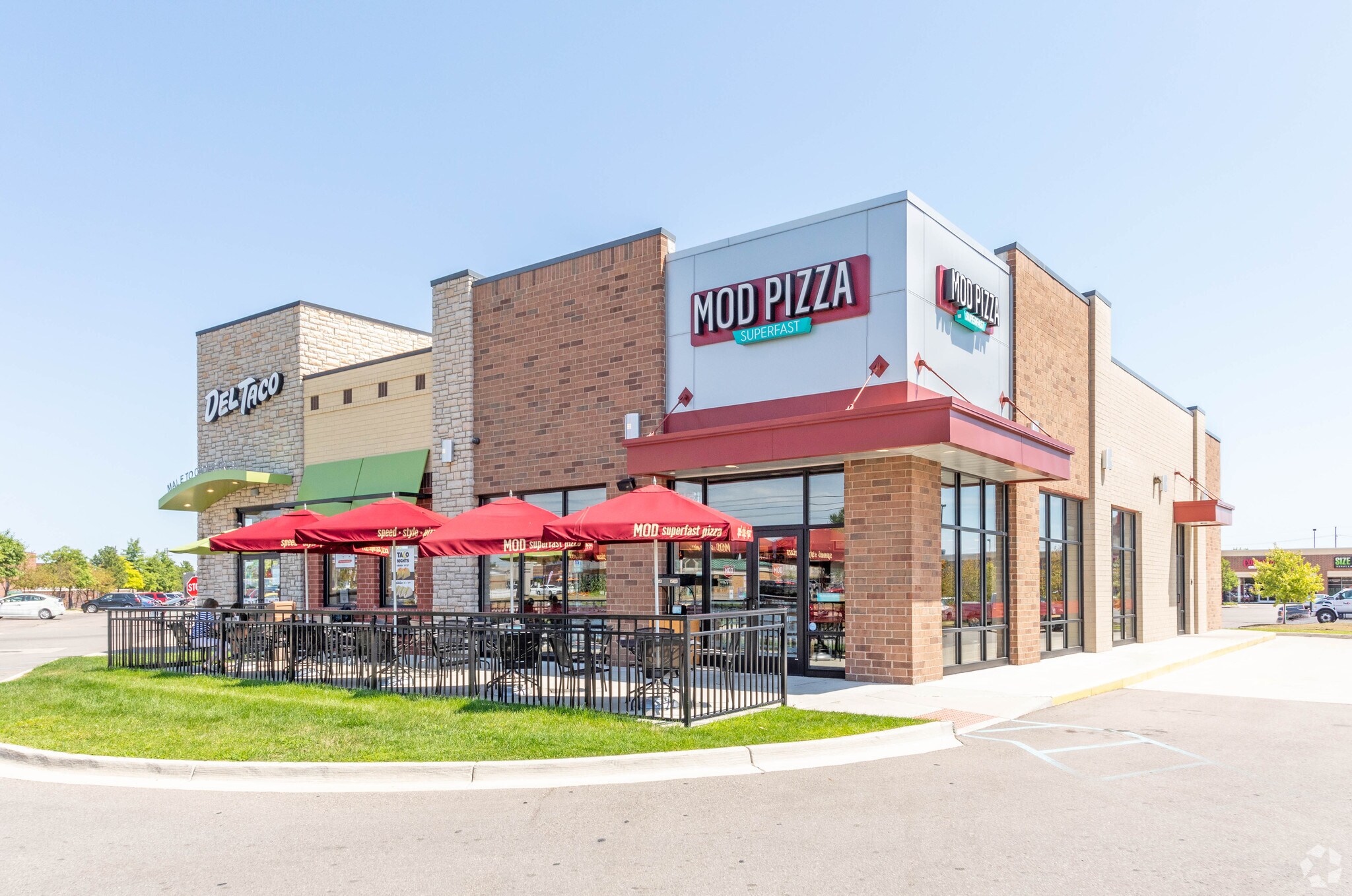 50670-50680 Gratiot Ave, Chesterfield, MI à louer Photo principale– Image 1 sur 5
