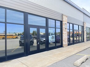318 W Washington St, East Peoria, IL à louer Photo de l’immeuble– Image 1 sur 5