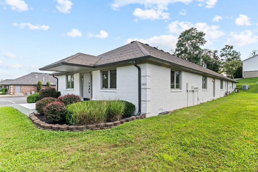 130 Fairway Lakes Dr, Franklin, IN à vendre - Photo de l’immeuble – Image 1 sur 55