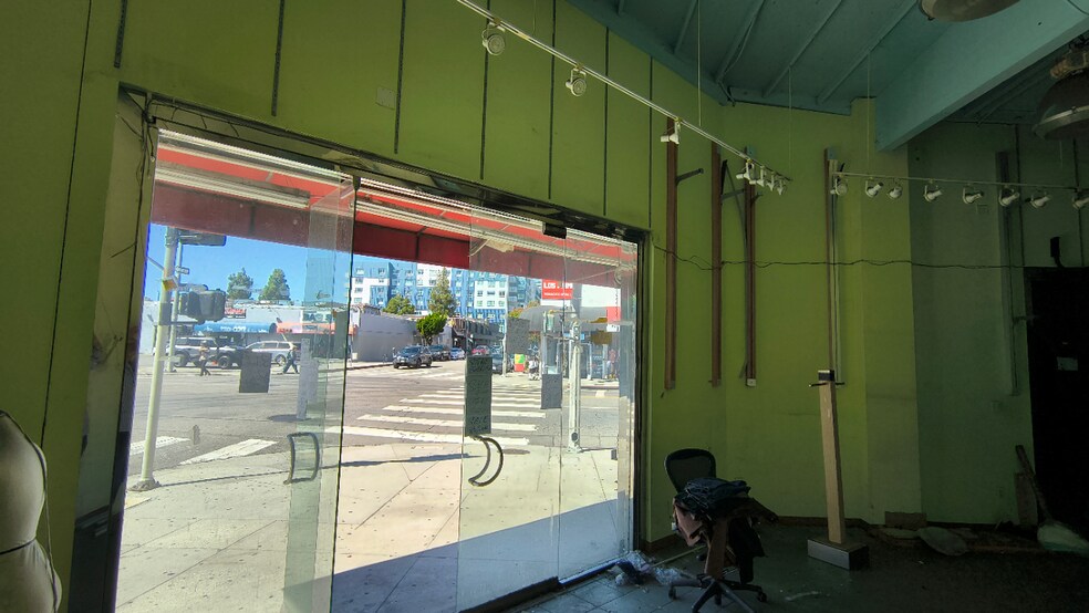 12th and Los Angeles Street Corner portefeuille de 2 biens à vendre sur LoopNet.fr - Photo de l’immeuble – Image 2 sur 5