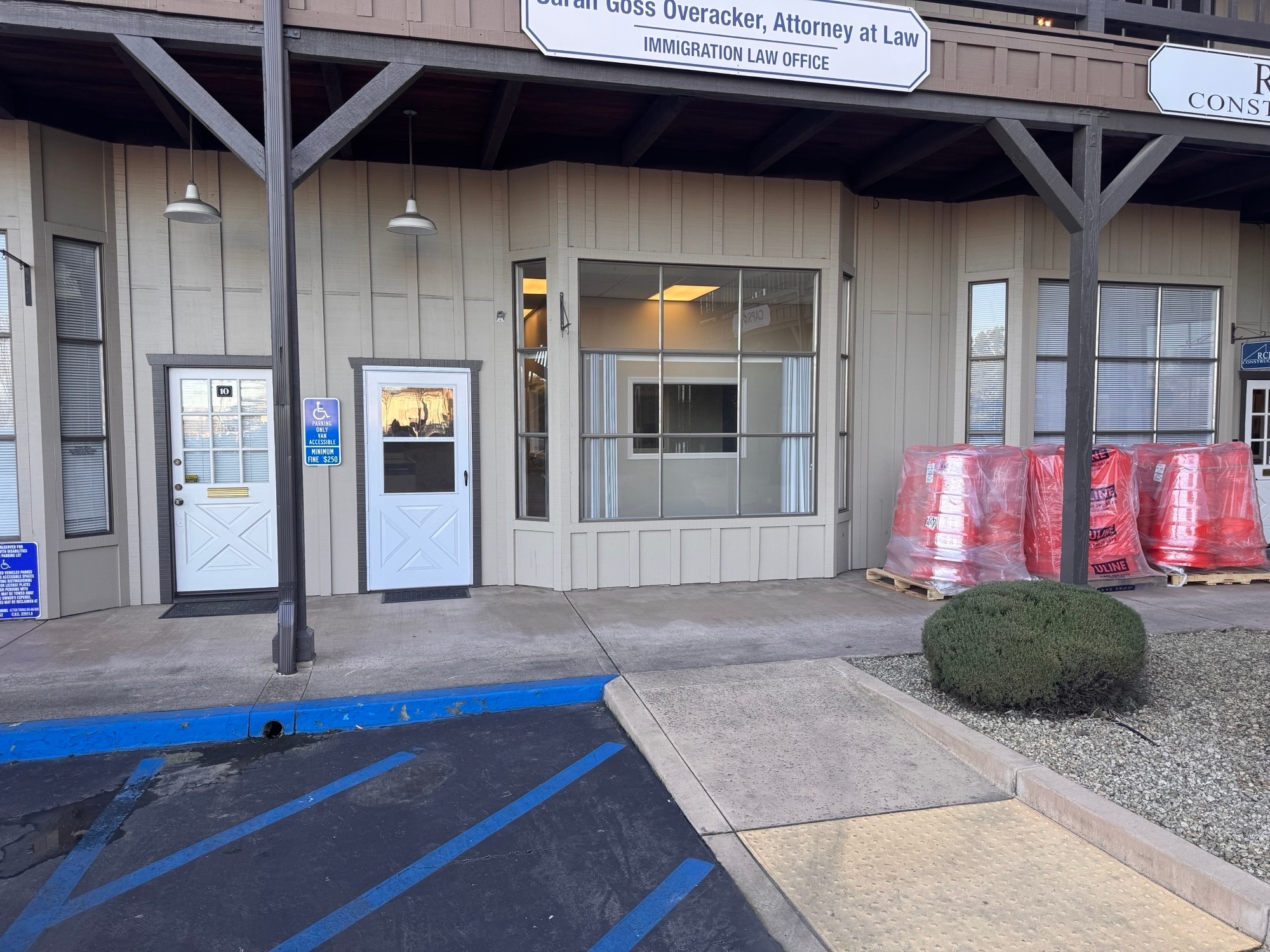 935 Riverside Ave, Paso Robles, CA à louer Photo de l’immeuble– Image 1 sur 9