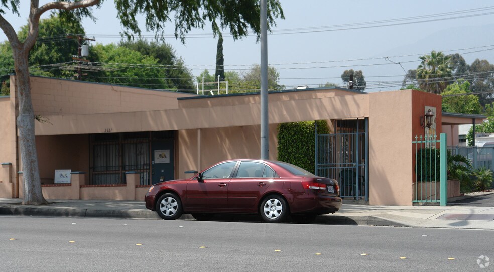 2827 E Foothill Blvd, Pasadena, CA à vendre - Photo principale – Image 1 sur 5