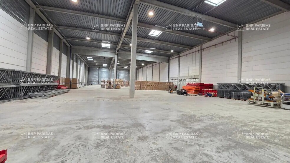 Local d’activités dans Collégien à louer - Photo de l’immeuble – Image 3 sur 7