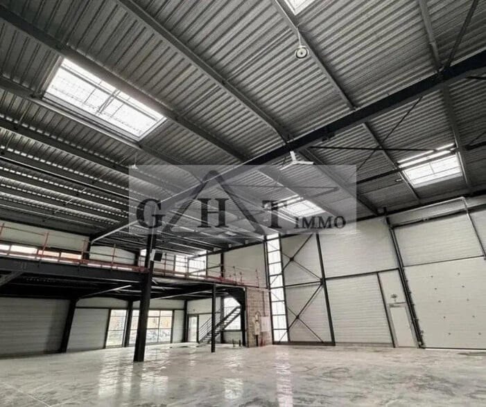 Industriel/Logistique dans Ennery à vendre - Photo de l’immeuble – Image 2 sur 2