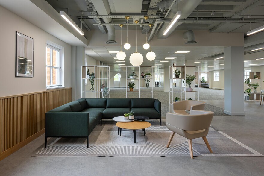 2 Vine St, Uxbridge à louer - Photo de l’immeuble – Image 3 sur 5