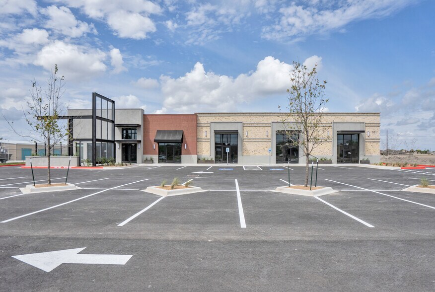 931 S McColl Rd, Edinburg, TX à louer - Photo de l’immeuble – Image 1 sur 8