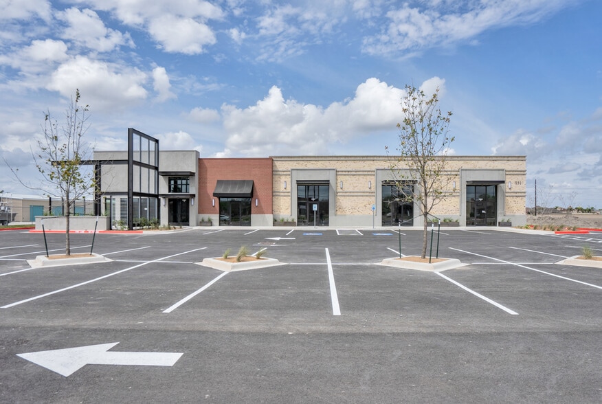 931 S McColl Rd, Edinburg, TX à louer - Photo de l’immeuble – Image 2 sur 8