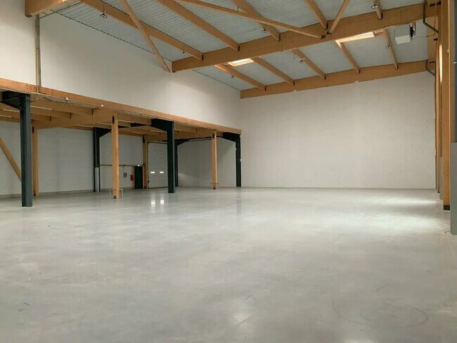 Plus de détails pour 22 Rue Des Freres Lumiere, Saint-Bonnet-de-Mure - Local d'activités à louer