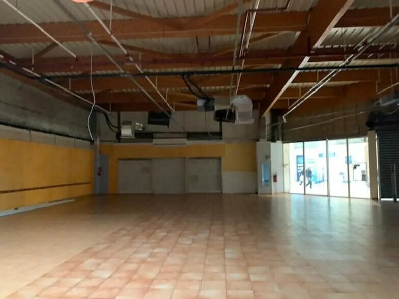 Local commercial dans Les Angles à louer - Photo intérieure – Image 2 sur 6