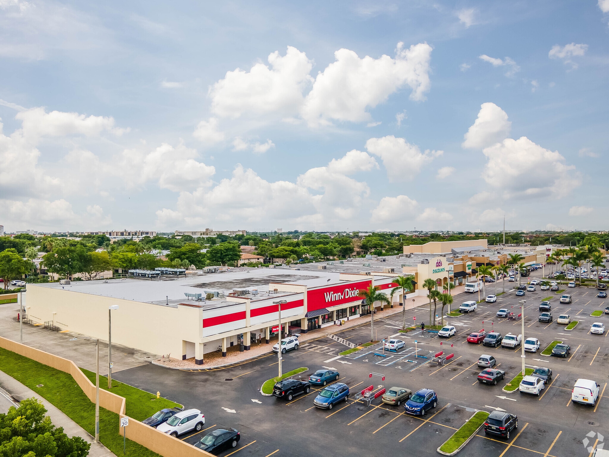 850-980 Ives Dairy Rd, Miami, FL à louer Photo principale– Image 1 sur 18