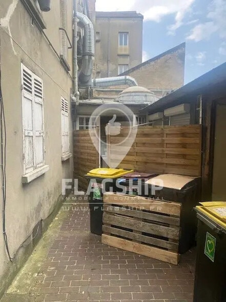 Local commercial dans Montmorency à vendre - Photo de l’immeuble – Image 3 sur 4