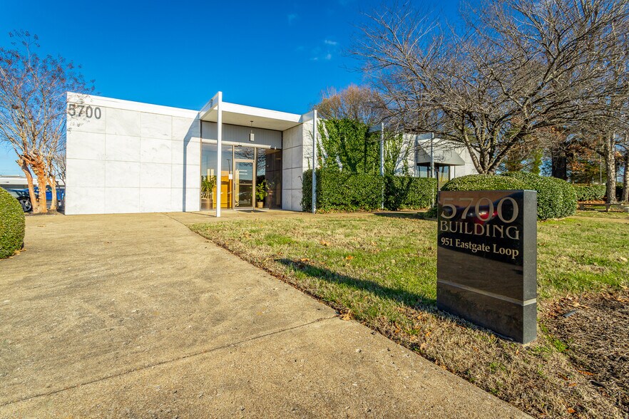 951 Eastgate Loop, Chattanooga, TN à louer - Photo de l’immeuble – Image 2 sur 2