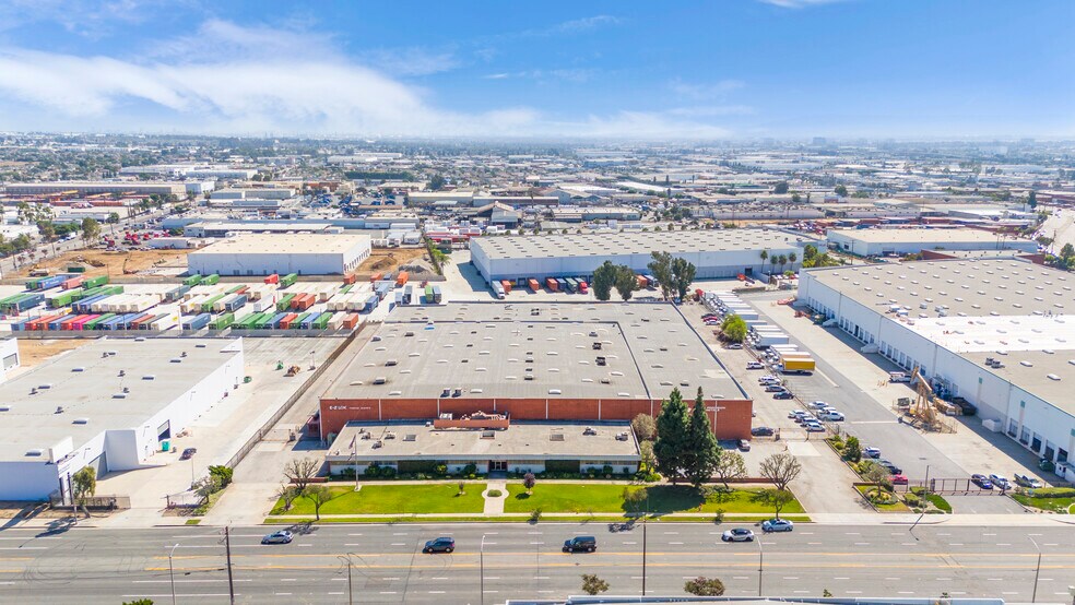 240 E Rosecrans Ave, Gardena, CA à vendre - Photo de l’immeuble – Image 1 sur 8