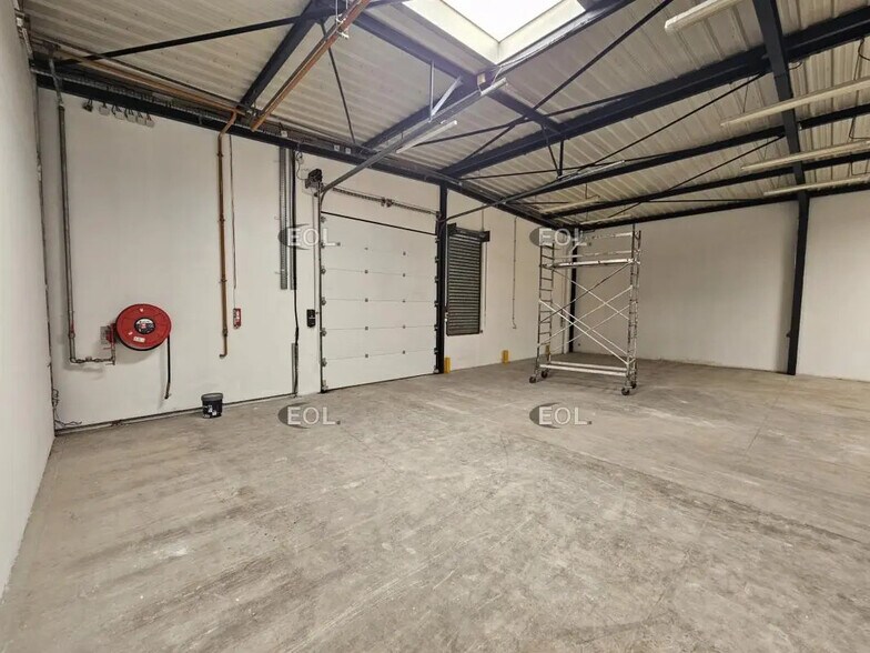 Local d’activités dans Ivry-sur-Seine à louer - Photo de l’immeuble – Image 3 sur 9