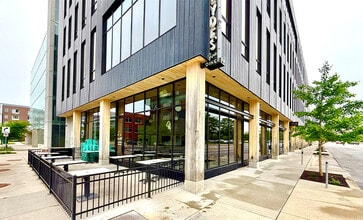111 E Grand Ave, Des Moines, IA à louer Photo de l’immeuble– Image 1 sur 6