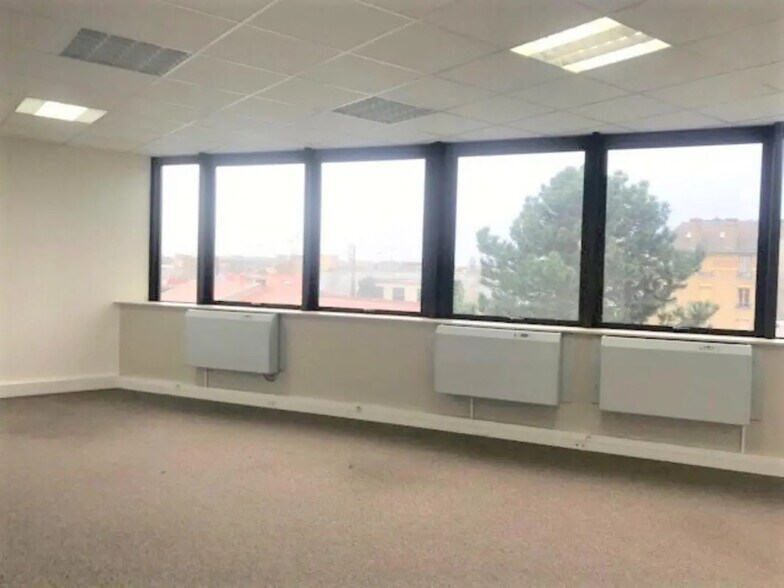 Bureau dans Argenteuil à vendre - Photo de l’immeuble – Image 2 sur 7
