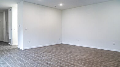 201 E 5th St, Ferris, TX à louer Photo intérieure– Image 2 sur 14