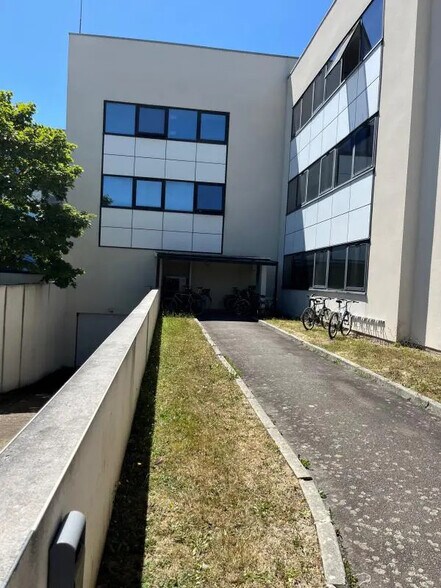 Bureau dans Saint-Grégoire à louer - Photo de l’immeuble – Image 2 sur 9
