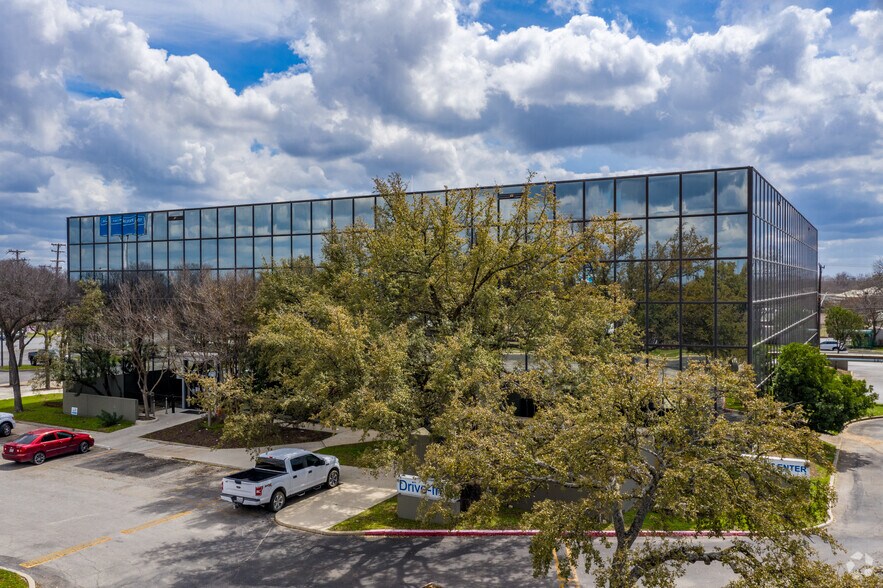 403 S WW White Rd, San Antonio, TX à louer - Photo de l’immeuble – Image 3 sur 5