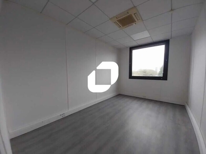 Bureau dans Montigny-le-Bretonneux à louer - Photo de l’immeuble – Image 2 sur 7