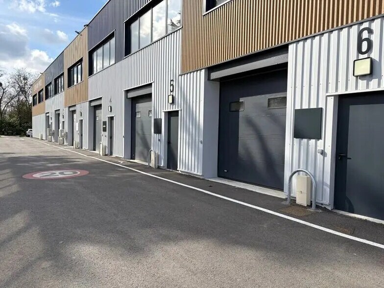 Local d’activités dans Neuilly-Plaisance à louer - Photo de l’immeuble – Image 2 sur 14
